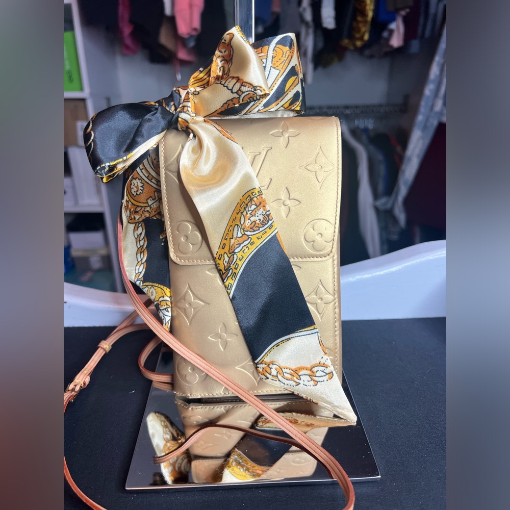 Authentic Louis Vuitton Vernis Crossbody Wallet